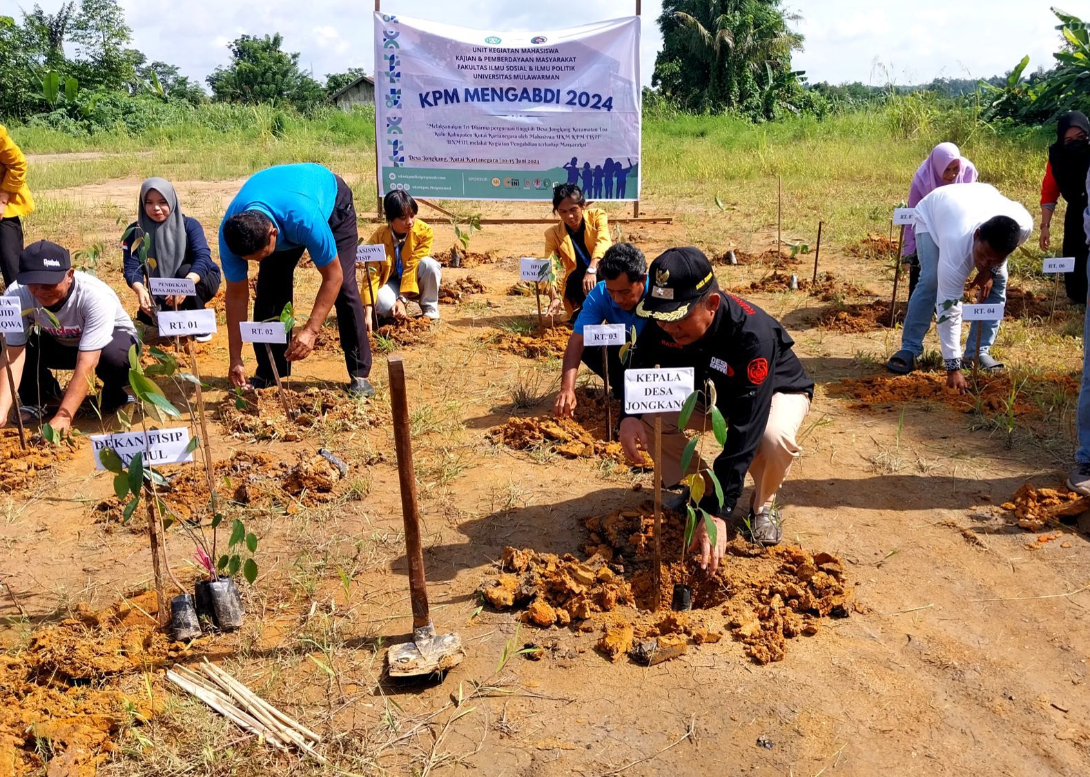 Foto : Penanaman bibit pohon bersama warga desa Jongkang