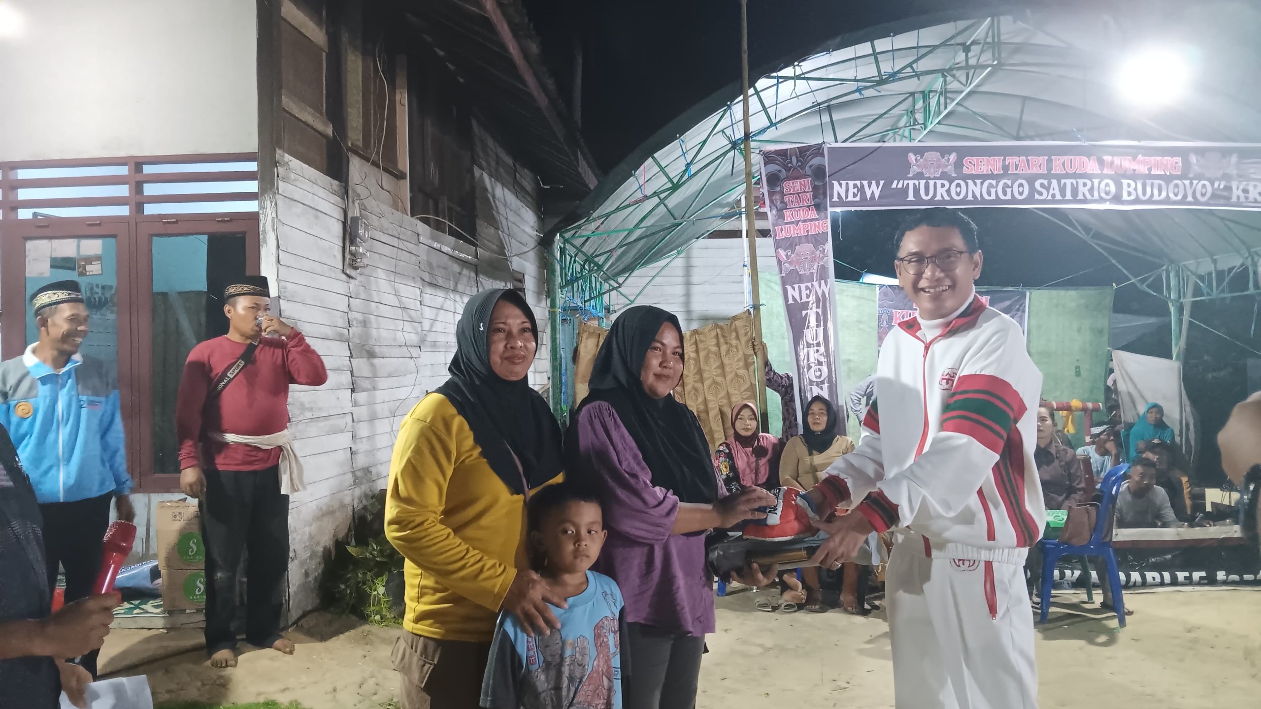 Foto : Alif Turiadi, Wakil Ketua DPRD Kukar Saat Menyerahkan Bantuan Kepada Salah Satu Warga di Desa Bunga Jadi.