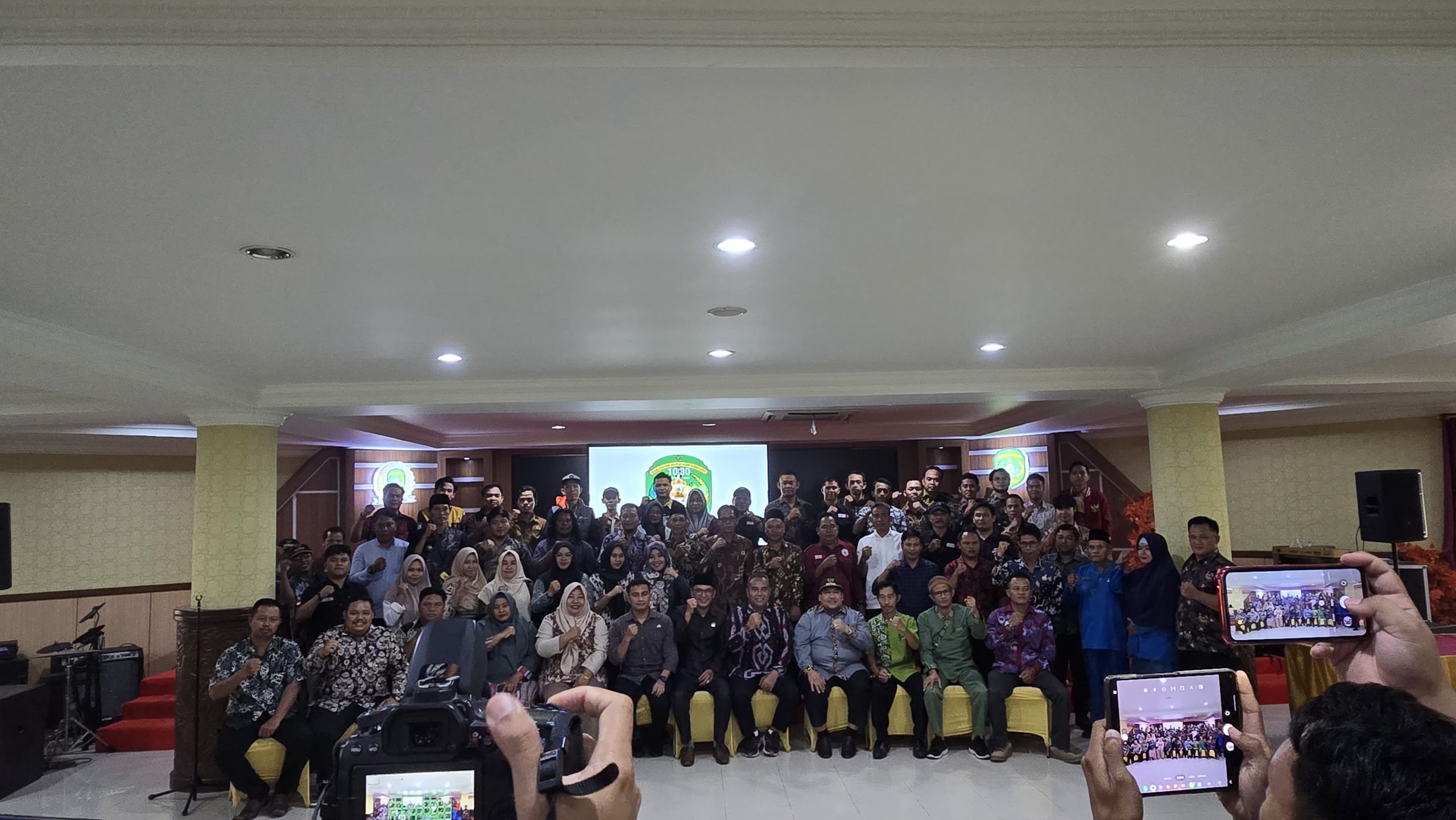Foto : Agenda Penyerahan Secara Simbolis Papan Interaktif Kepada Kepala Desa di Kukar Oleh Wakil Ketua DPRD Kukar, Alif Turiadi.