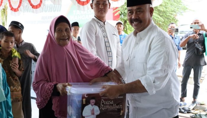 Bupati Kukar Serahkan Bantuan Karpet, Al-Qur’an, dan Ratusan Paket Sembako di Masjid Nurul Iman