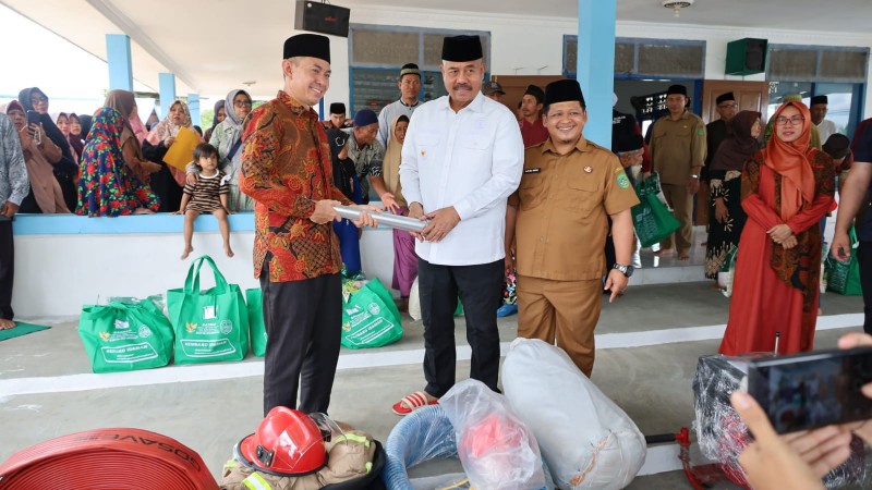 Bupati Kukar Serahkan Bantuan Dalam Silaturahmi Ramadhan di Desa Koba II dan Perian