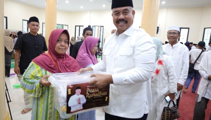 Pererat Ukhuwah, Bupati Resmikan Masjid Nurul Iman dan Bagikan Bantuan di Muara Kaman