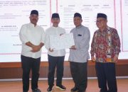 Bupati dan Sekda Kukar Serahkan Zakat, Ajak Masyarakat Berbagi di BAZNAS