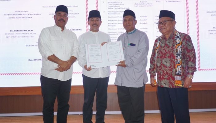 Bupati dan Sekda Kukar Serahkan Zakat, Ajak Masyarakat Berbagi di BAZNAS