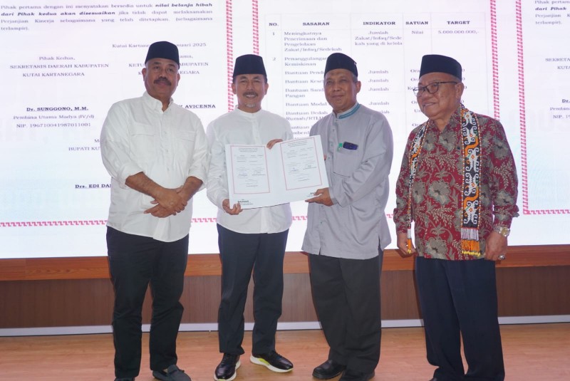Bupati dan Sekda Kukar Serahkan Zakat, Ajak Masyarakat Berbagi di BAZNAS