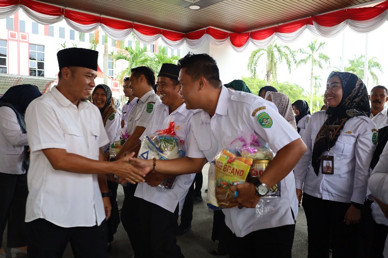 Jelang Lebaran, 704 ASN dan Non-ASN Setdakab Kukar Terima Paket Sembako