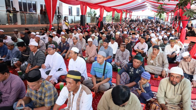 Keluarga Rendi Solihin Hadiahkan 15 Paket Umroh