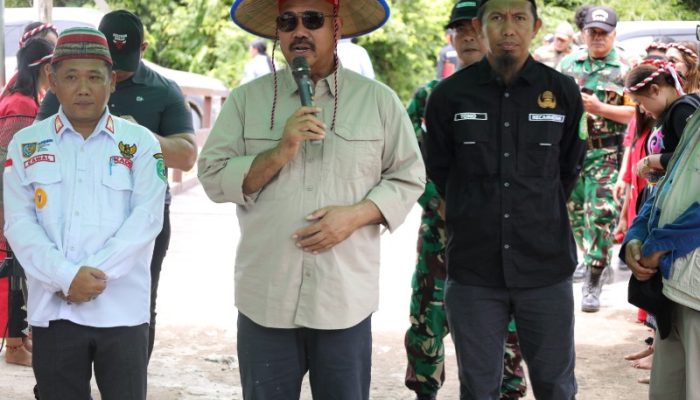 Blusukan ke Kembang Janggut, Bupati Kukar Resmikan Pustu dan Bagi Sembako