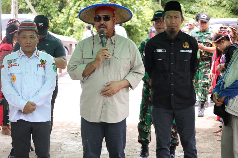 Blusukan ke Kembang Janggut, Bupati Kukar Resmikan Pustu dan Bagi Sembako