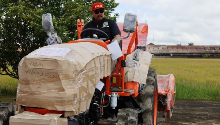 Bupati Edi Damansyah Serahkan 12 Traktor Alsintan untuk Optimalisasi Lahan di Kutai Kartanegara