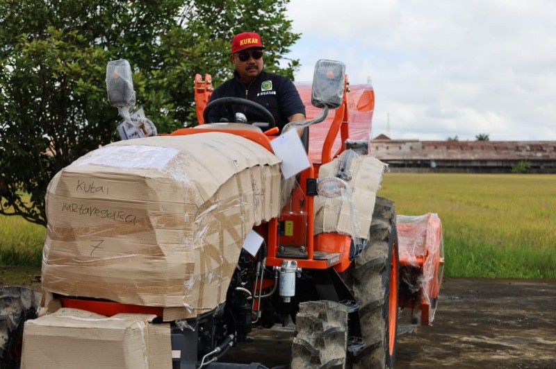 Bupati Edi Damansyah Serahkan 12 Traktor Alsintan untuk Optimalisasi Lahan di Kutai Kartanegara