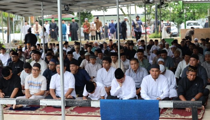 Sholat Idul Fitri di Masjid Jami Tenggarong Berlangsung Khidmat, Sekda Kukar Hadir Bersama Keluarga