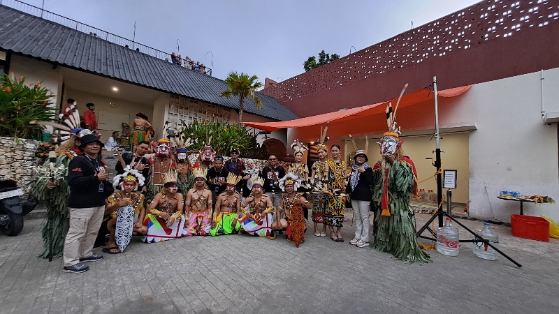 Drama Tari Dayak Kukar Getarkan Obelix Jogja, Kisah Tradisi dan Magis Menyatu