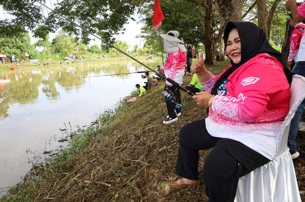 Ketua PKK Kukar Pimpin Emek Fishing Club Ramaikan Lomba Mancing Idaman 5