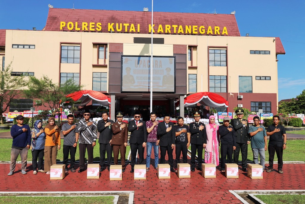 Bupati Kukar Pimpin Upacara Hari Bhayangkara ke-79, Apresiasi Dedikasi Polres Kukar