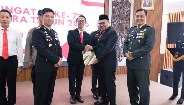 Bupati Kukar Serahkan Potongan Tumpeng di Syukuran Hari Bhayangkara ke-79