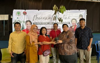 Ketahanan Pangan Berbasis Lingkungan, Ananda Emira Moeis Salurkan Bibit Pohon di Kelurahan Selili