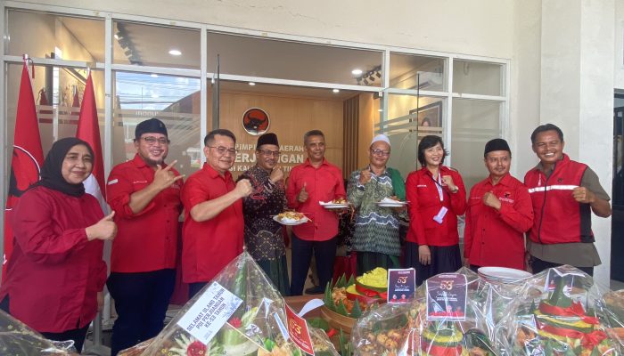 Cara Sederhana PDI Perjuangan Kaltim Rayakan HUT ke-53, dari Penyerahan Tumpeng hingga Makan Bersama Rakyat